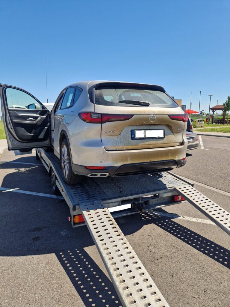 Obrazek wyróżniający przedstawiający samochód na lawecie, umieszczony na górze strony jako ilustracja tematu wpisu.